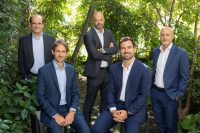 Sentados de izquierda a derecha: Alberto Rodríguez (COO de KamBIO) y Mario Sancho (CEO de Kira Ventures). De pie de izquierda a derecha: Carlos Rubio (CEO de KamBIO), José Antonio García Galdón (director general de Tratamiento de Residuos de Valoriza) y Pedro Landeras (director de Tratamiento de Residuos Industriales de Valoriza).